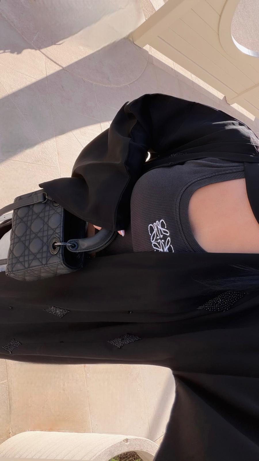 Abaya AZRA – Élégance noire avec voile inclus