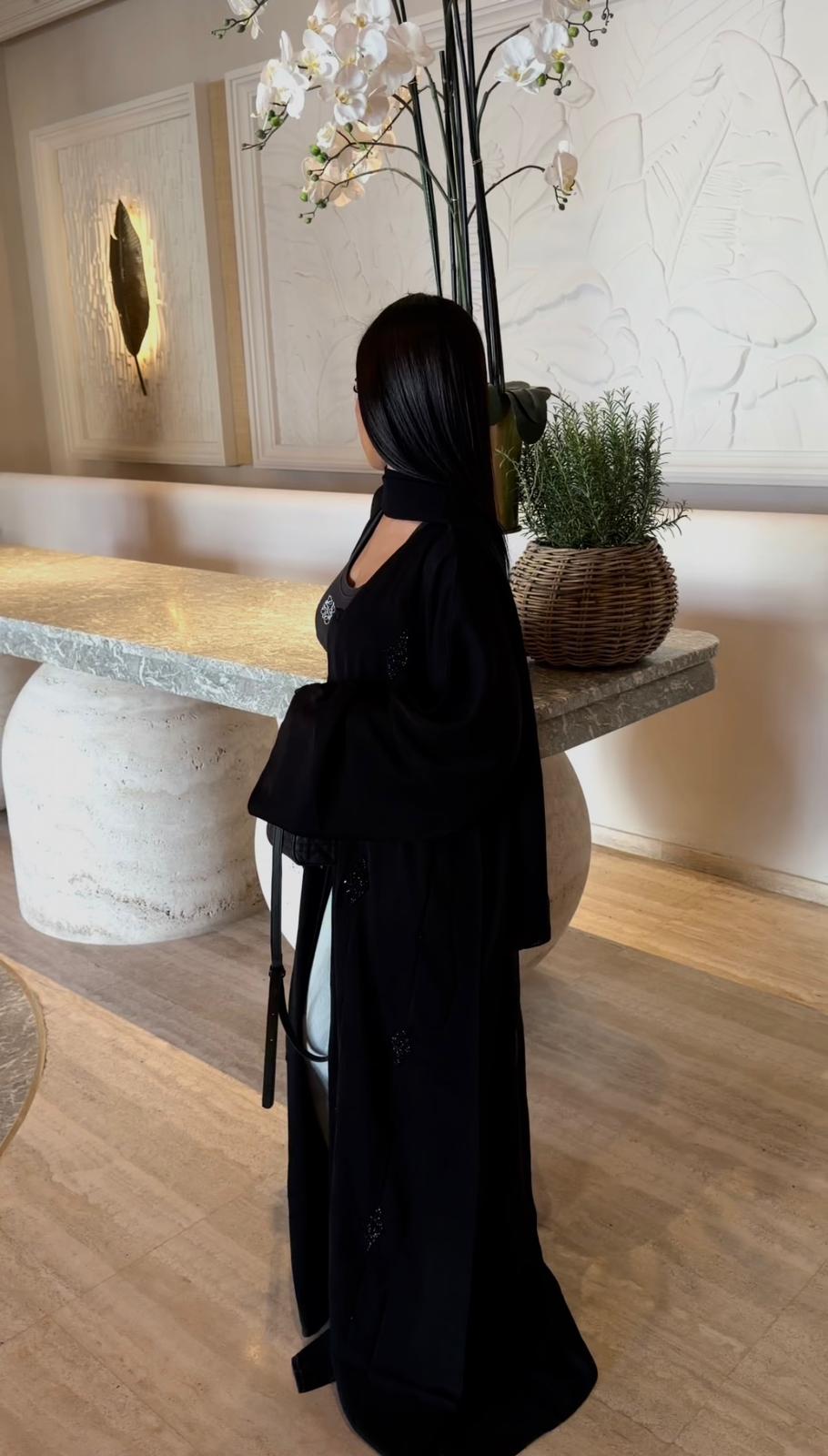Abaya AZRA – Élégance noire avec voile inclus