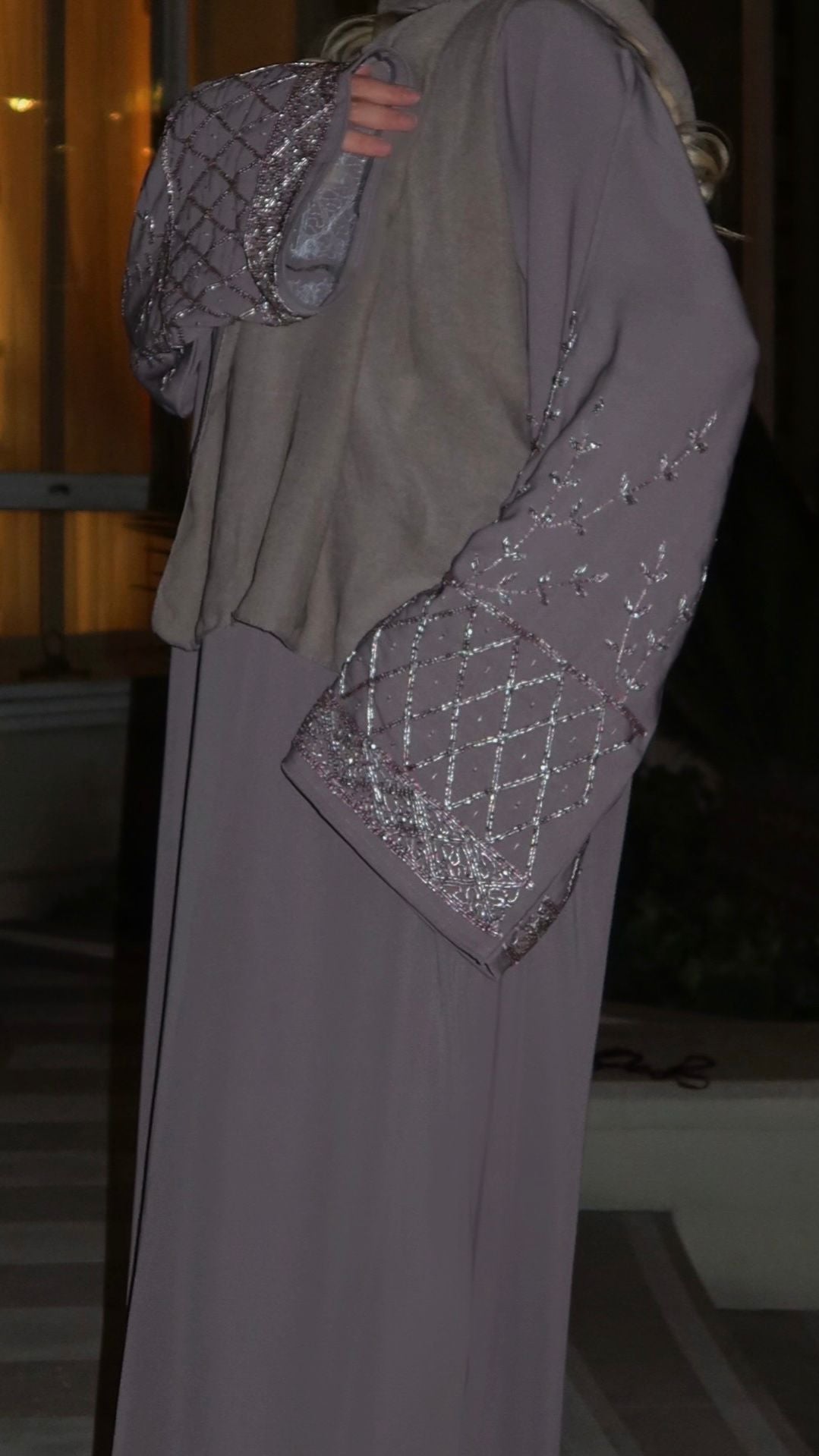 Abaya LAYAL – Élégance taupe avec voile inclus